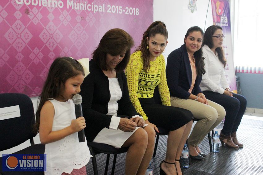 Se entrega calzado escolar a niños de Uruapan del programa Pasos Firmes