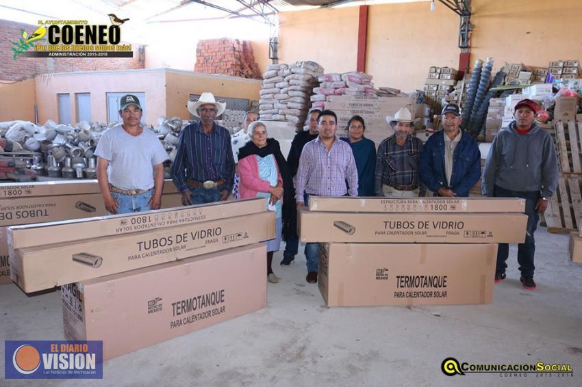 José Luis Vega continúa entregando calentadores solares