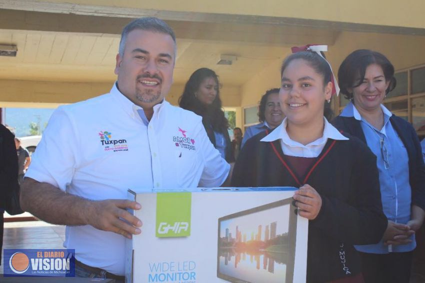 Jesús Mora entrega equipos de cómputo a Secundaria Federal 