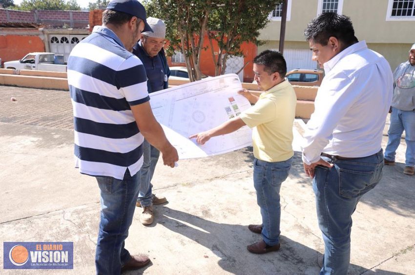 Alcalde de Coeneo da banderazo inicial a la rehabilitación de la Plaza Jardín de Tunguitiro