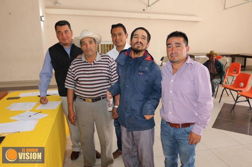 José Luis Vega entregó 30 becas a personas con capacidades diferentes
