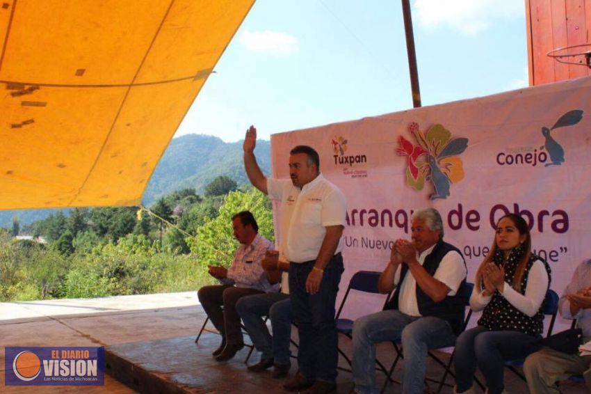 Arranca Edil Jesús Mora arreglo del camino en la comunidad los Laurelitos.