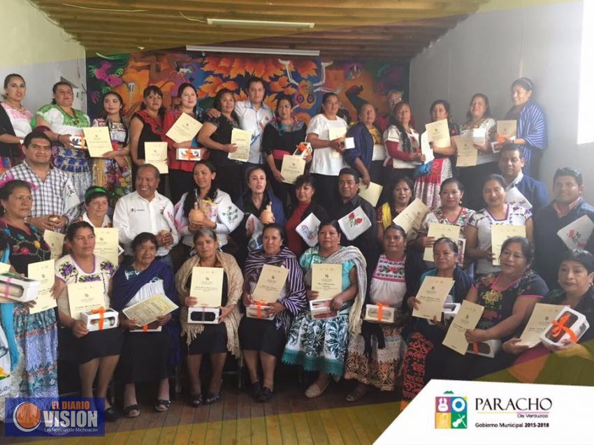Entregan reconocimientos a Cocineras Tradicionales de Paracho