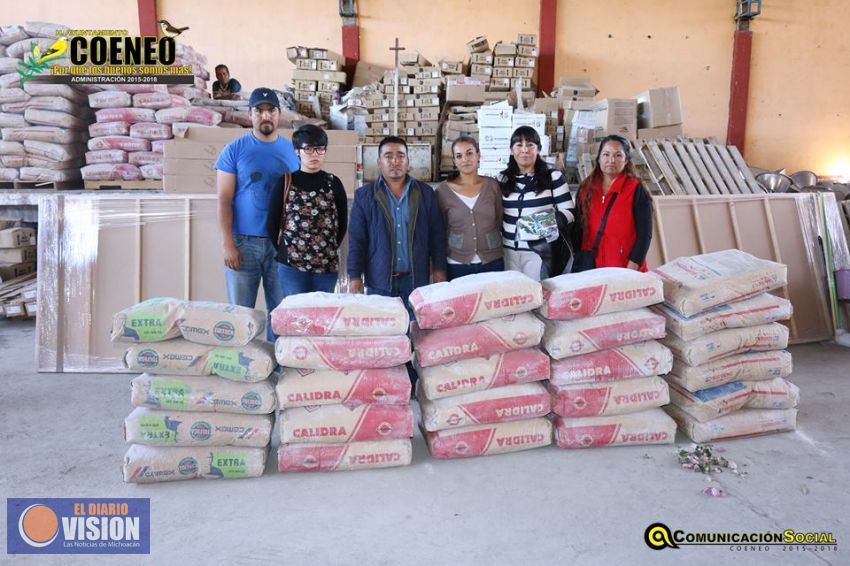 Alcalde de Coeneo entrega material diverso a escuelas del municipio