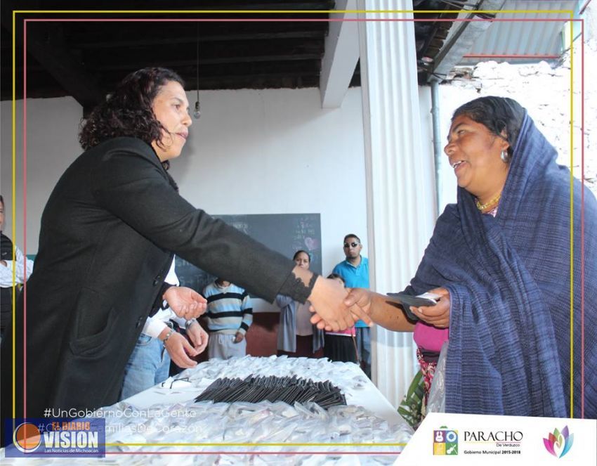 Entrega Marisol Catro lentes del Programa estatal 
