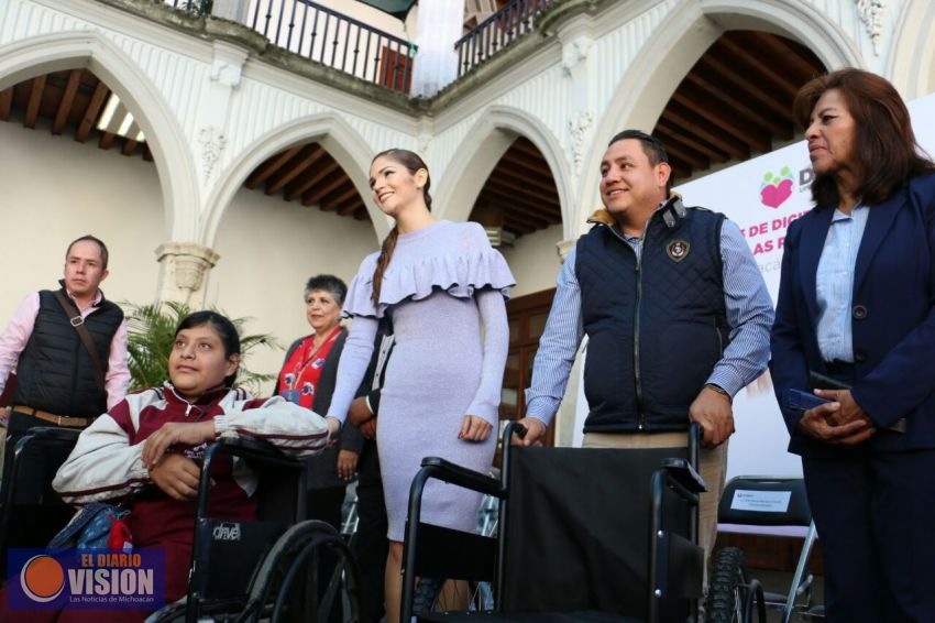 Entregaron sillas de ruedas, andaderas y bastones a personas con discapacidad