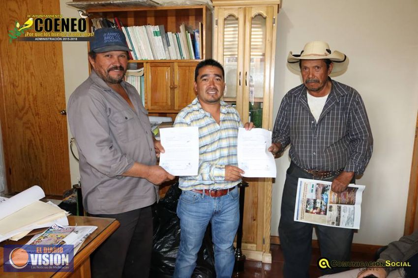 Edil apoya a ejidos con revestimiento de caminos saca cosecha