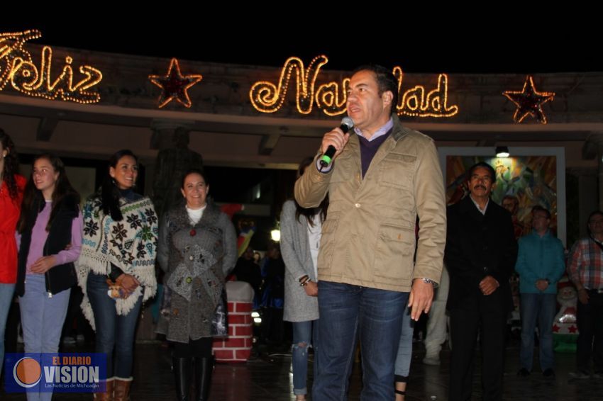 Familias zitacuarenses, disfrutan desfile navideño y encendido de árbol
