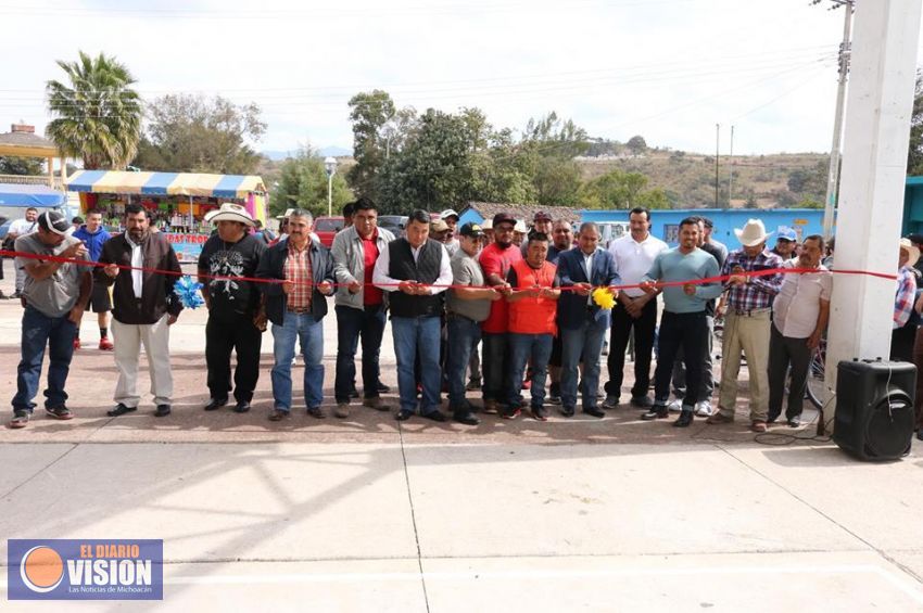 Alcalde Coeneo inaugura techumbre en la comunidad de Transval