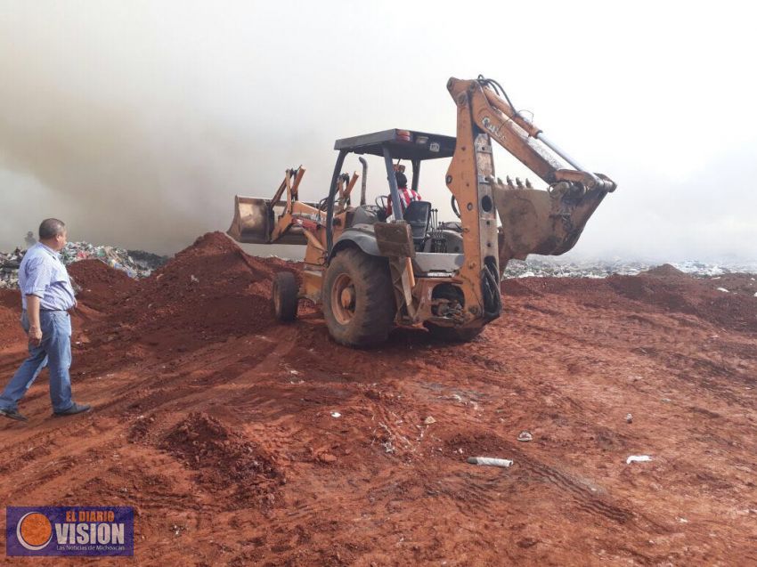 Atiende PC Estatal incendio en el basurero de Uruapan