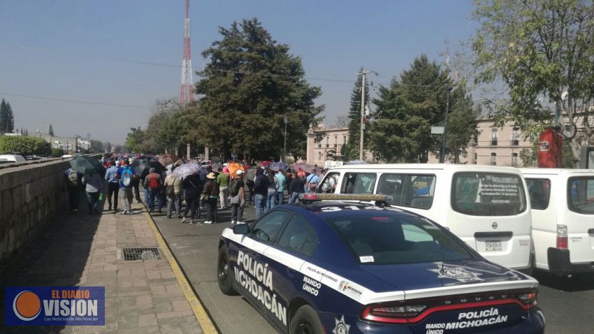 Avanza al Centro marcha de sindicatos, bloquean arterias principales de Morelia