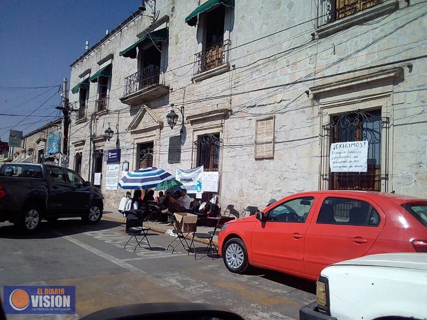 Sindicalistas mantienen bloqueo en alcaldía de Tarimbaro.