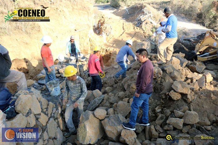 Avanza rehabilitación del puente de acceso principal de la comunidad de Zipiajo, Coeneo
