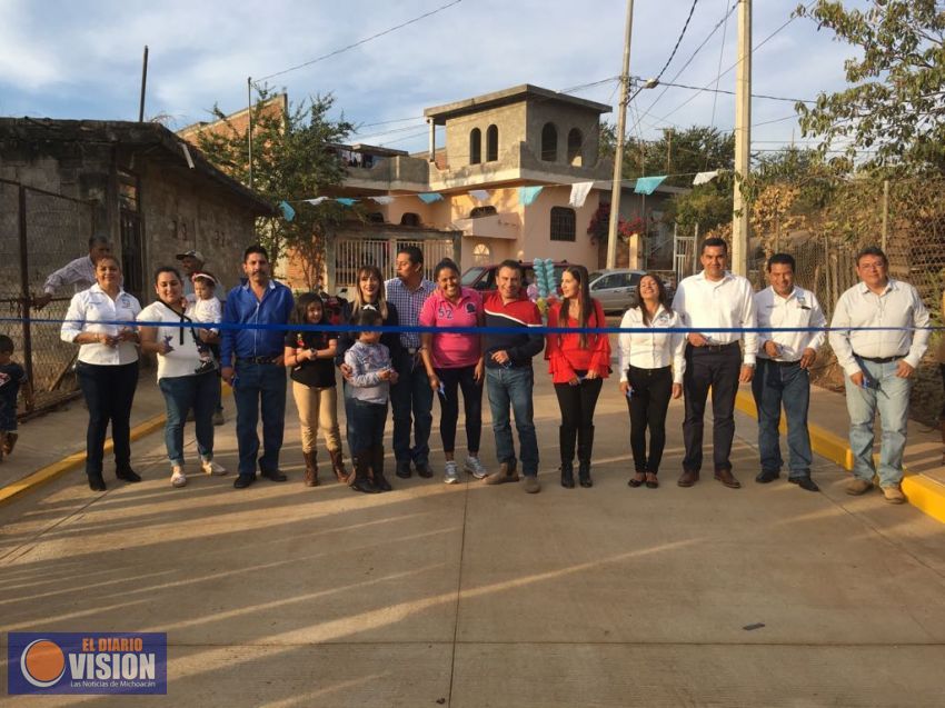 Entrega Fidel Calderón pavimentación en el municipio de  Taretan