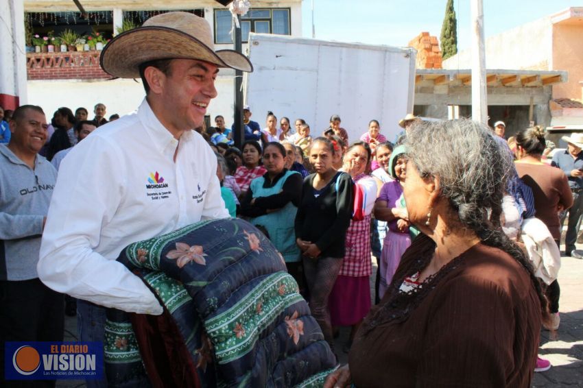 Habitantes de Erongarícuaro reciben apoyos por temporada invernal