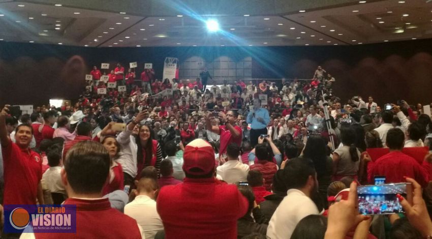  Miles de priístas reciben al precandidato Antonio Meade en Morelia.