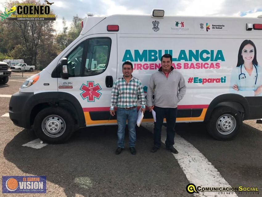 Presidente de Coeneo recibe ambulancia para servicio del municipio