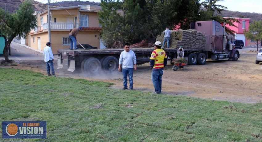 Con un avance del 90% continúan las acciones en la obra de la cancha de fútbol en Coeneo