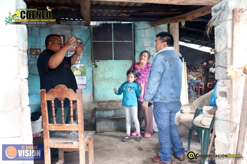 Edil de Coeneo visita comunidad afectada por contingencia climatolófgica