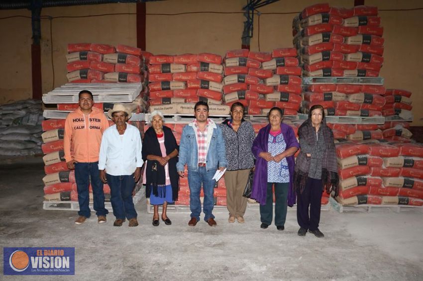 Presidente municipal de Coeneo entrega material a personas afectadas por contingencia climatológica