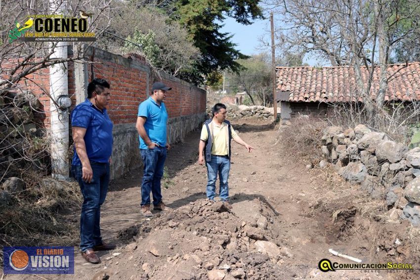 Alcalde de Coeneo inicia pavimentación en una calle con concreto hidraúlico en Tacupo