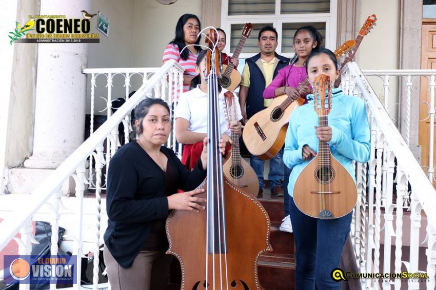 Alcalde de Coeneo entrega instrumentos musicales a rondalla de San Isidro