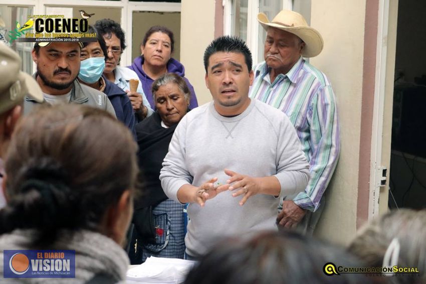 Edil entrega seguro de vida a campesinos 