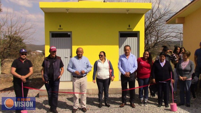 Entrega de Baños al Preescolar y Primaria de San Miguel Tumbastatiro