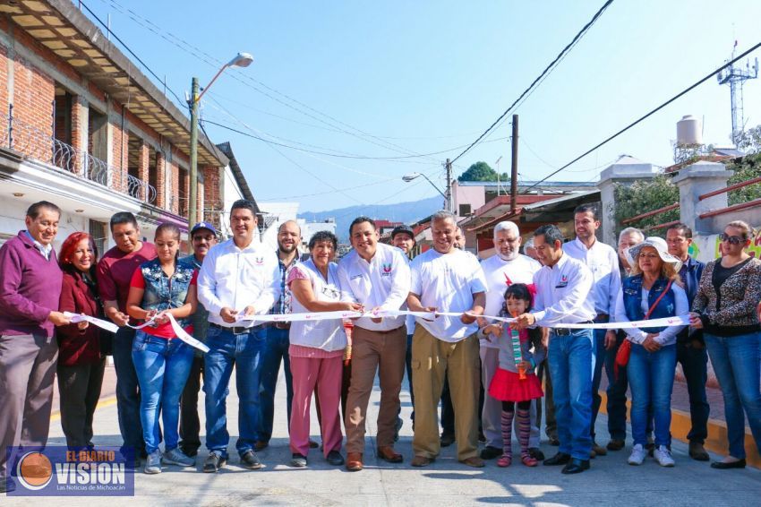 Entregó Víctor Manríquez 2ª etapa de la pavimentación integral de la calle Cupatitzio por 11.1 mdp