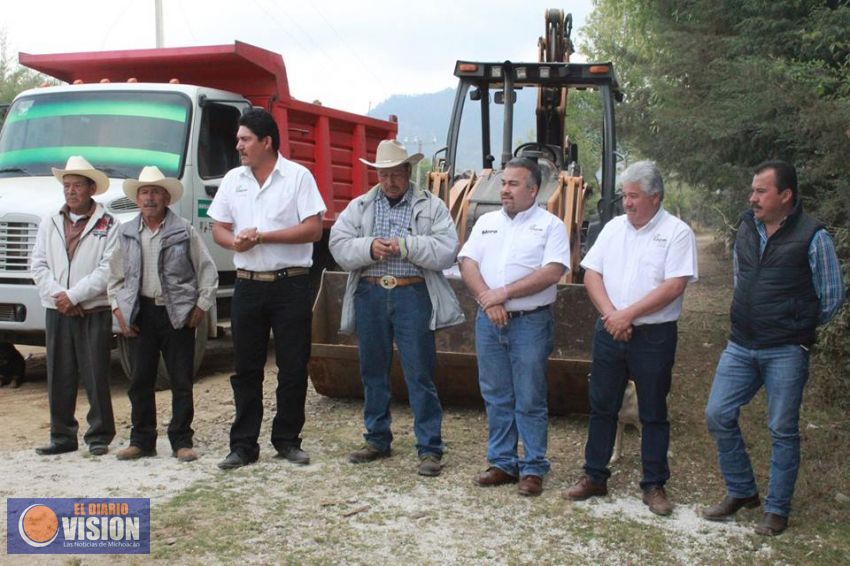  Jesús Mora da banderazo de arranque de rehabilitación de camino en Tuxpan 