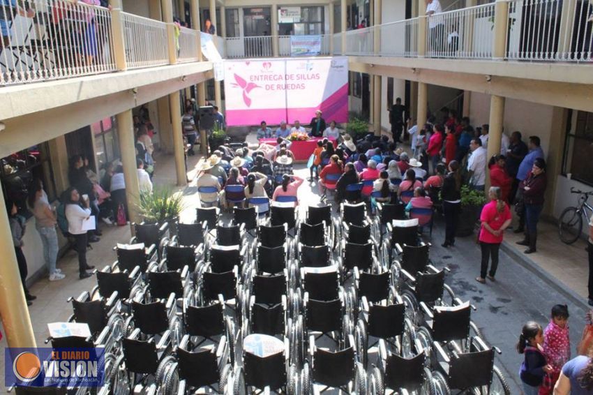Ayuntamiento de Tuxpan entrega 50 sillas de ruedas a personas de escasos recursos