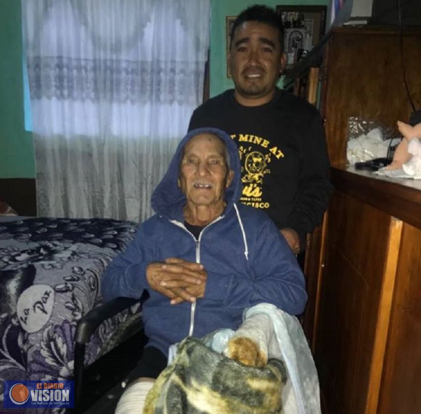 Sistema DIF municipal de Coeneo entrega sillas de ruedas a personas vulnerables