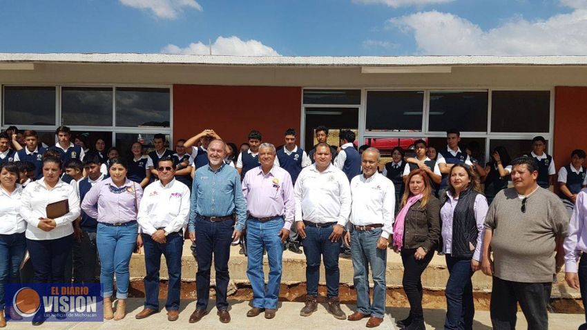 Presidente de Queréndaro inaugura y entrega obras en comunidades 