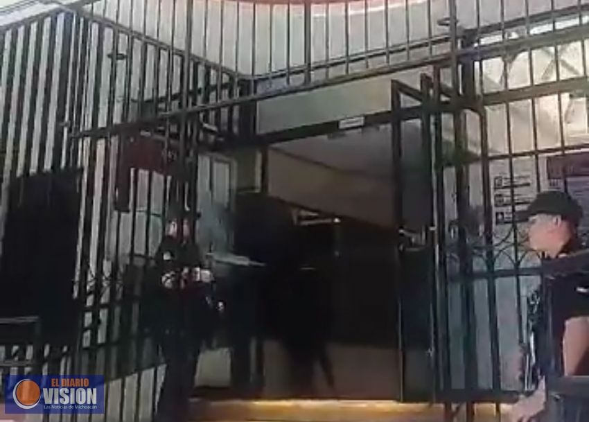 Desalojan Poder Judicial y Universidad privada por supuesta fuga de gas en Uruapan