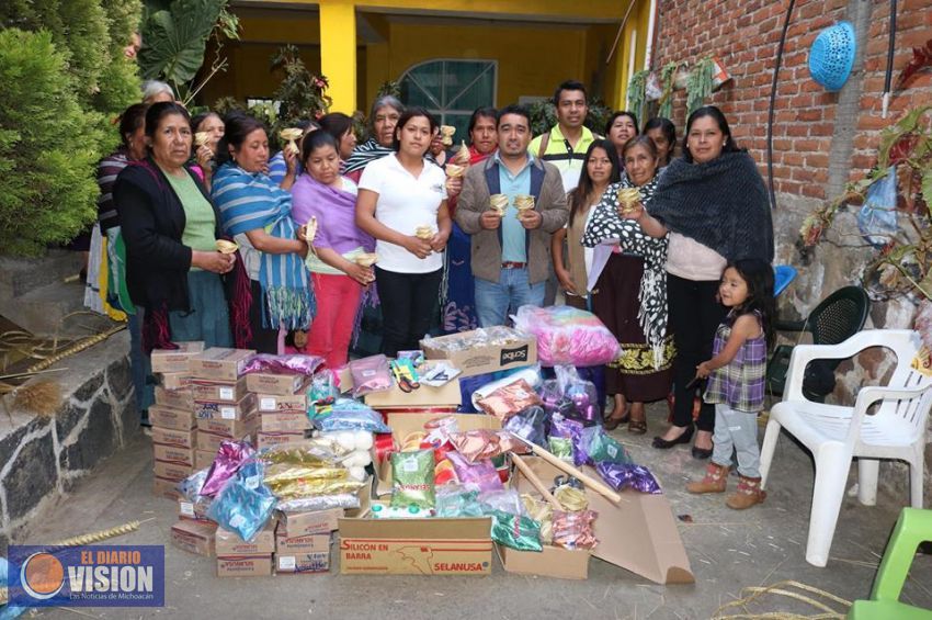 Edil entrega apoyo a grupo de artesanos de Santiago Azajo, Coeneo