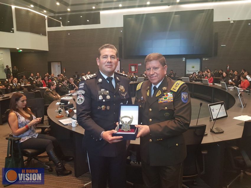 Recibe Bernal Bustamante presea por su trayectoria y destacada participación en Seminario