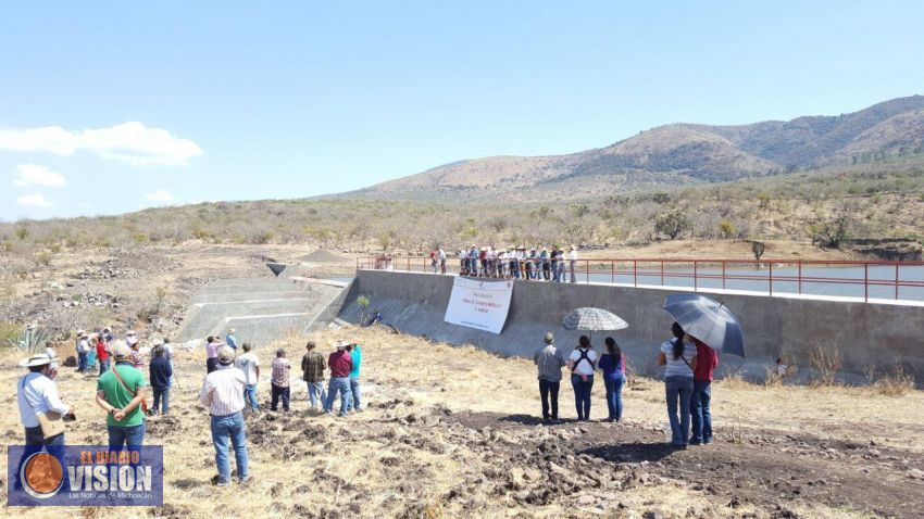 Inauguran presa 
