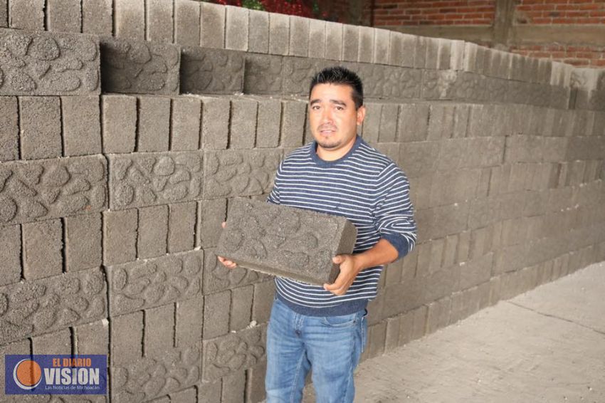 José Luis Vega entrega programa de mejoramiento a la vivienda a habitantes