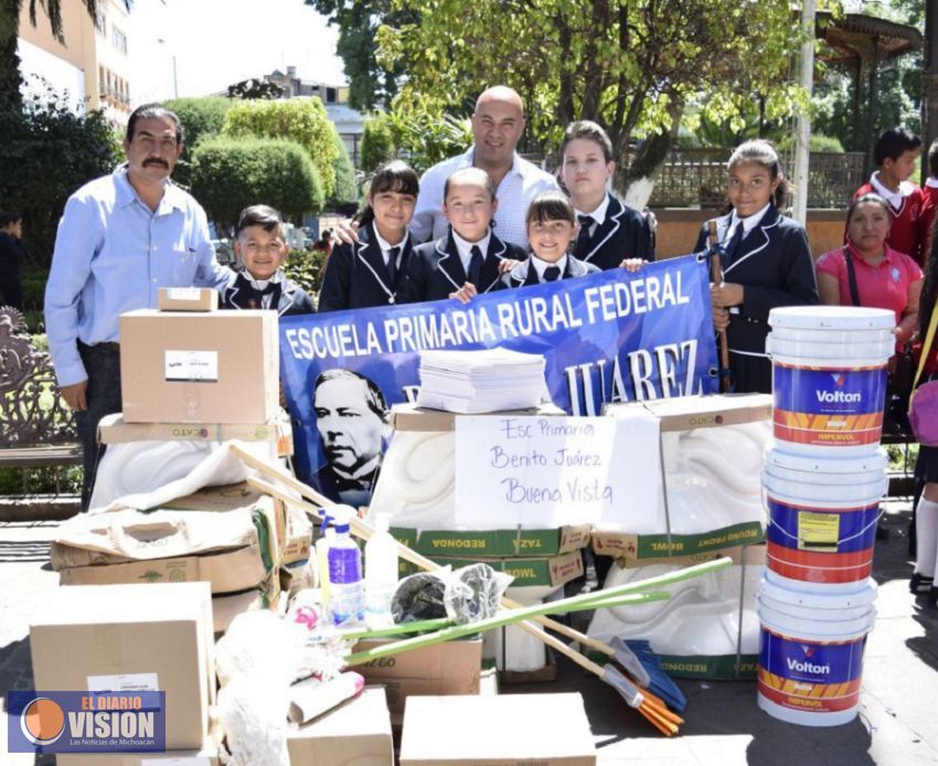 Ayuntamiento de Zacapu entregó material para escuelas de sus comunidades 