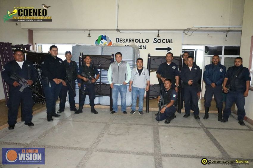 Entrega Alcalde de Coeneo uniformes y constancias de capacitación a policias