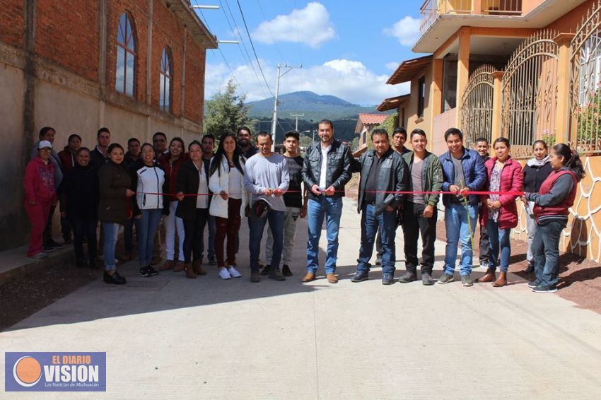 Adrián Melgoza inauguró la calle Arteaga en Erongarícuaro