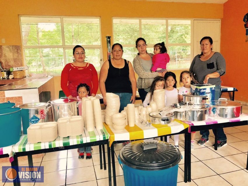 Ayuntamiento de Coeneo entrega desayunos fríos 