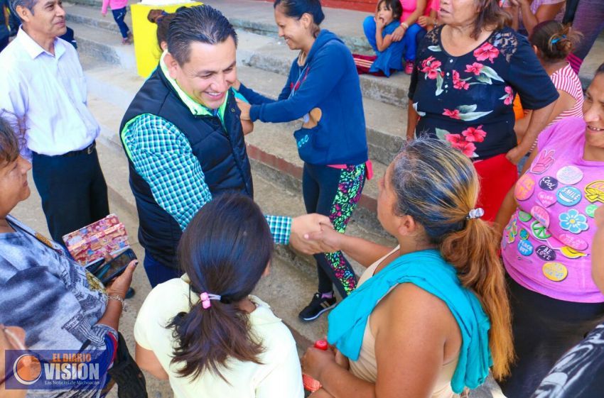 Entregan reconocimiento a Víctor Manríquez por el número de obras realizadas en sector educativo