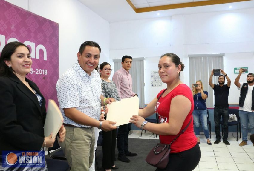Entregó Víctor Manríquez créditos del programa Palabra de Mujer