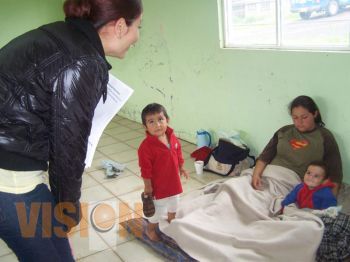 Recorre Minerva Bautista zonas afectadas por las lluvias en Acuitzio