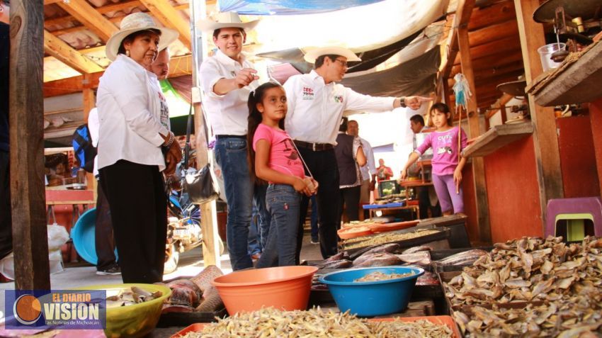 Toño Sosa escucha necesidades de pescadores del lago de Cuitzeo