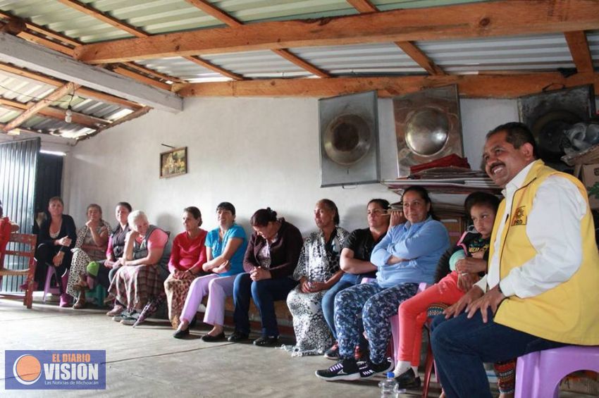 Lupillo Aguilera se compromete a fortalecer  actividad artesanal en Michoacán