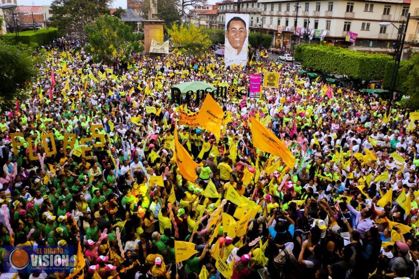 Miles de uruapenses, refrendan su apoyo a Víctor Manríquez