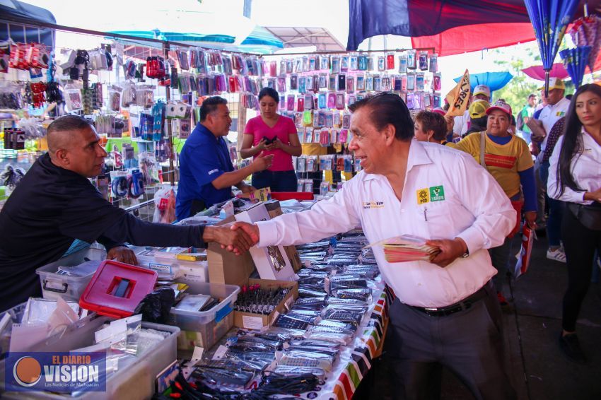 Con entusiasmo, Jesús Flores Paz recorrió el Tianguis de La Mora 