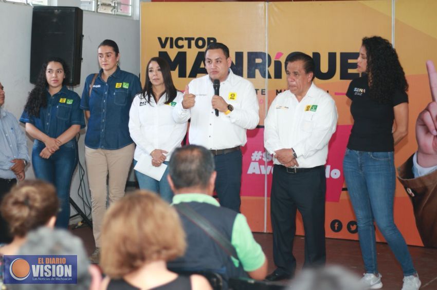 Víctor Manríquez presenta sus ejes de Gobierno ante integrantes del Sindicato del Cobaem en Uruapan